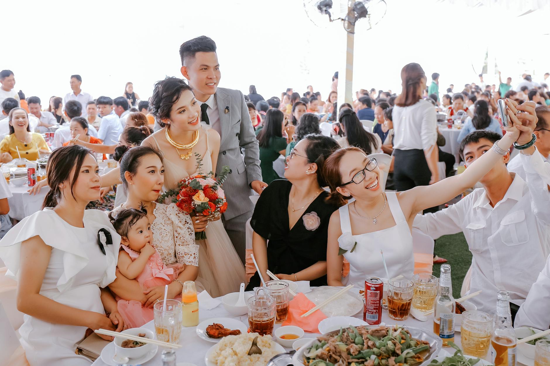 Świadkowie i para młoda robią wspólne selfie na weselu