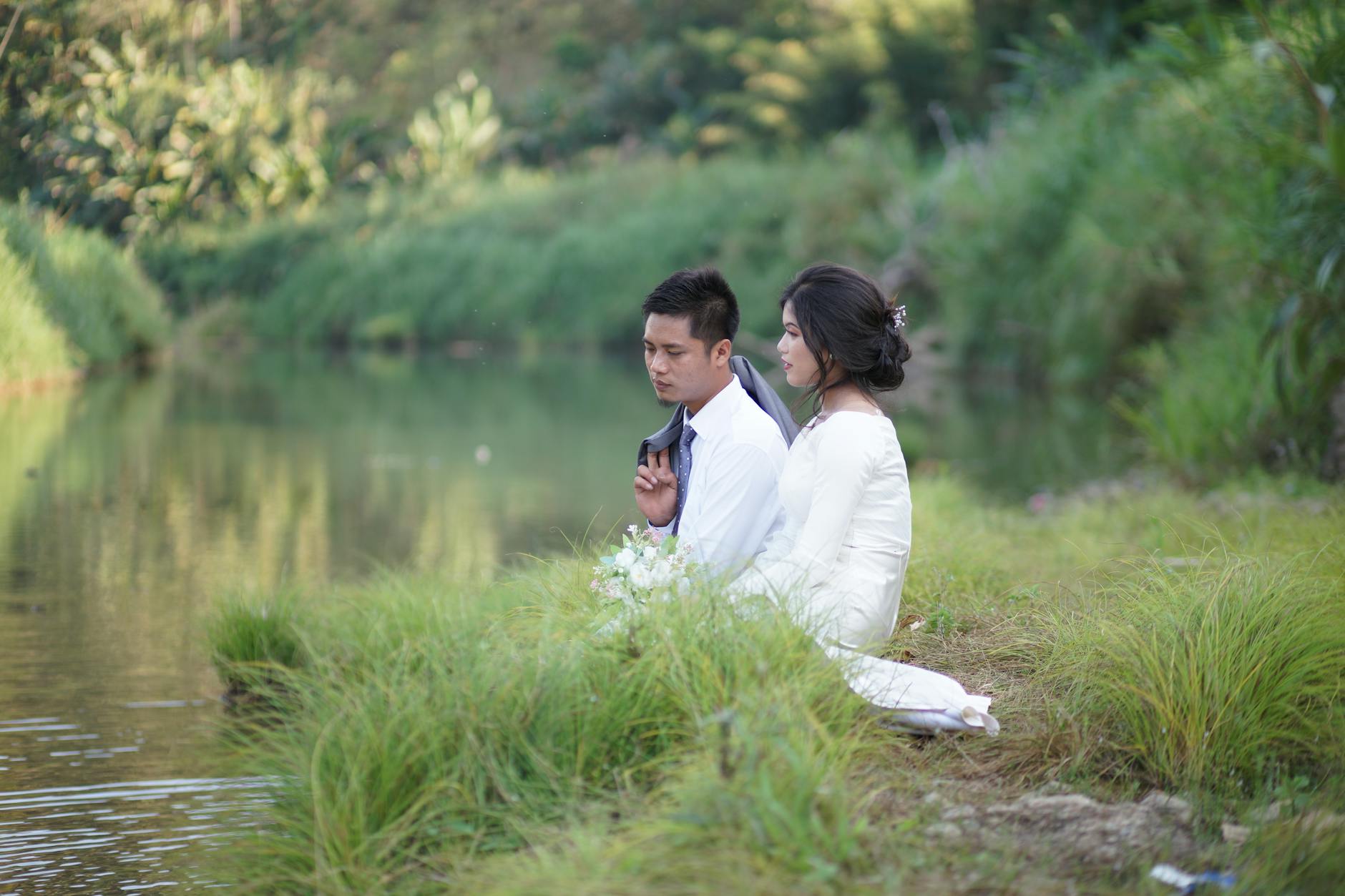 Para młoda nad Wisłą w słoneczny dzień