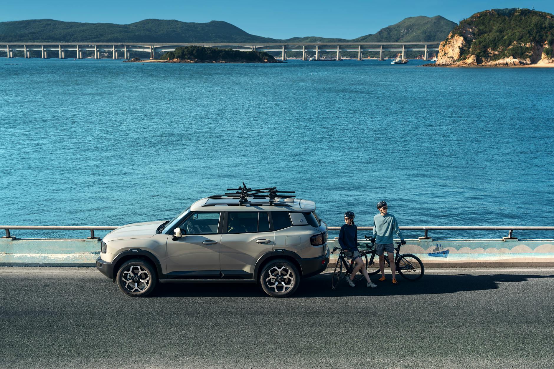 Rodzinne Volvo XC90 z rowerami zaparkowane nad morzem