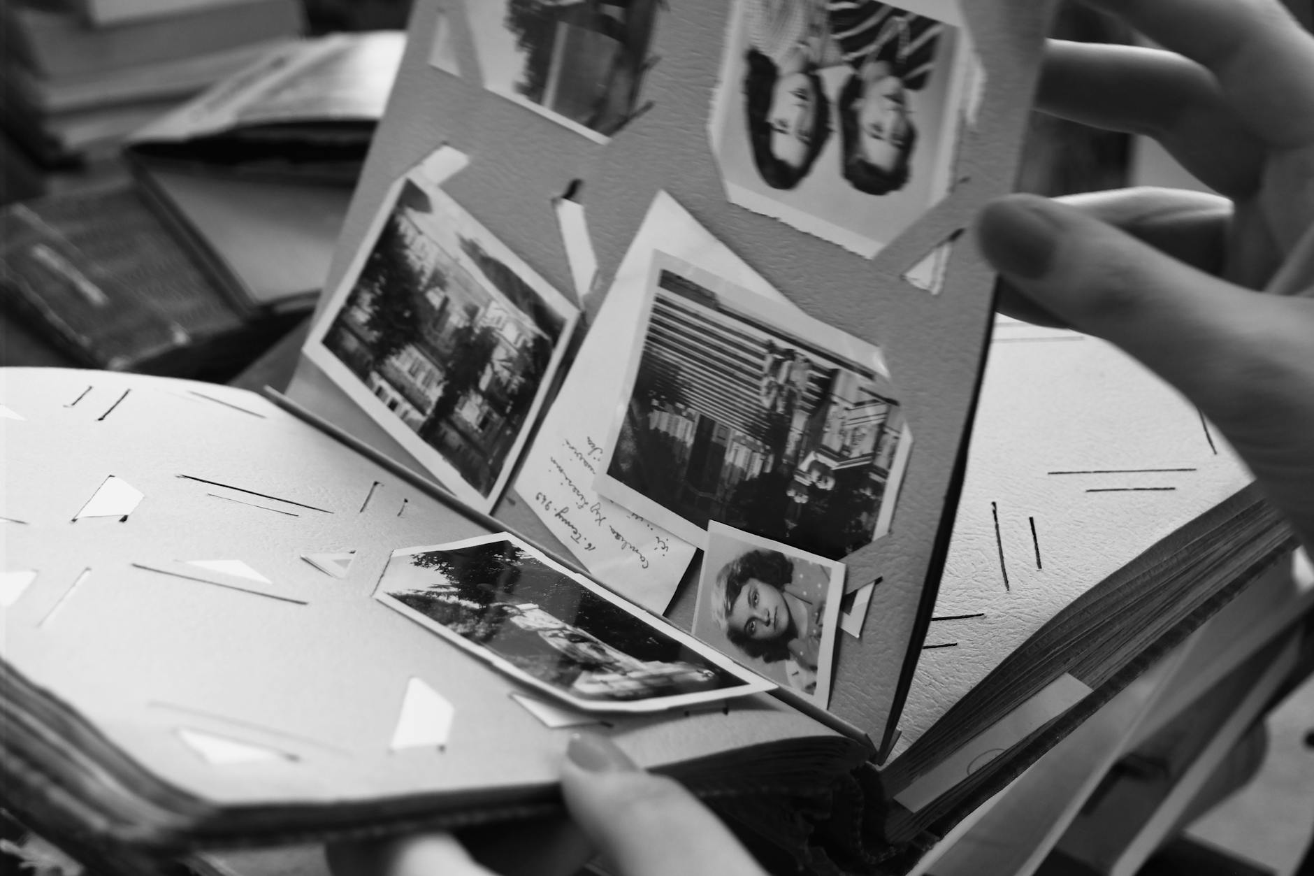 Czarno-biały album ślubny z klasycznymi zdjęciami wspomnień