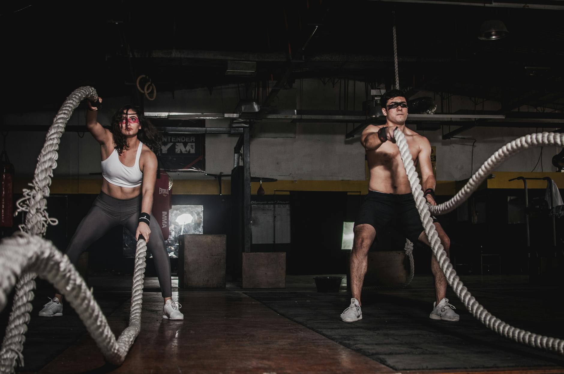 Para trenująca na siłowni MEDIGYM z użyciem lin battle ropes