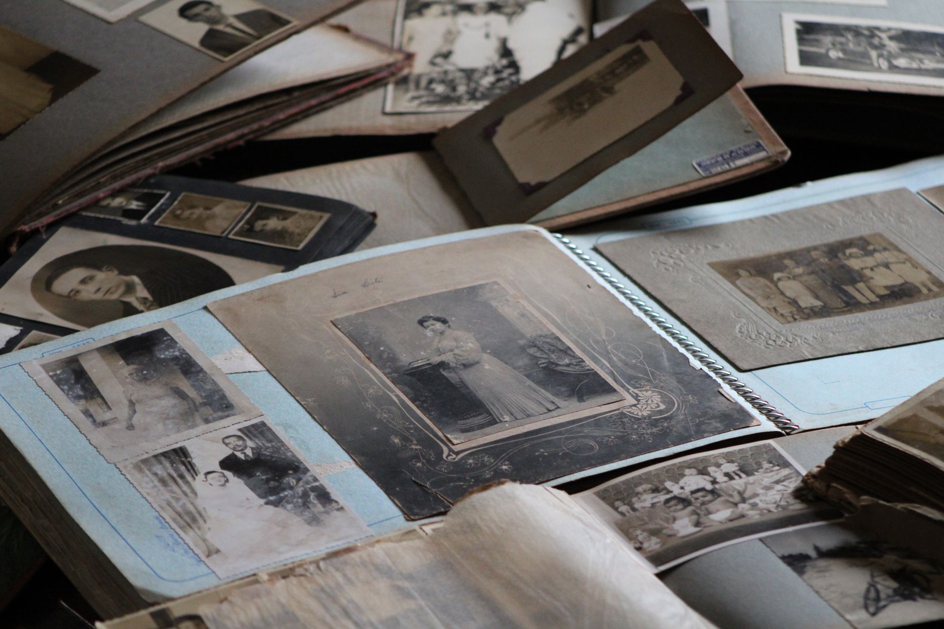 Stare rodzinne albumy z czarno-białymi fotografiami na stole