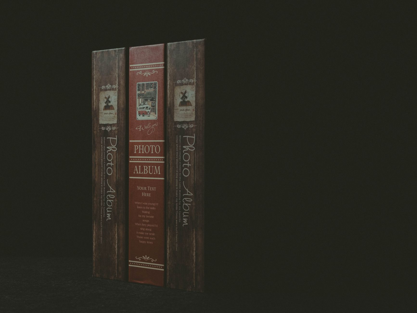 Zbliżenie na vintage album ślubny na czarnym tle