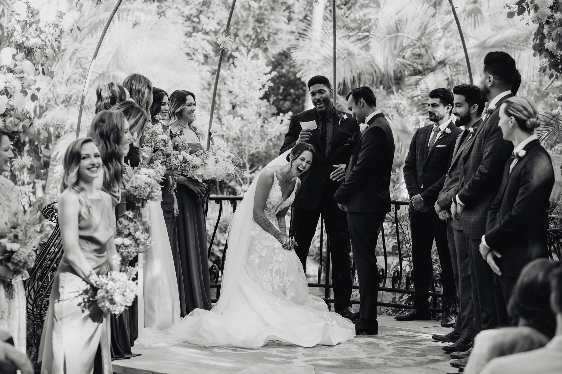 Elegancka ceremonia ślubna w Los Angeles z parą młodą i gośćmi
